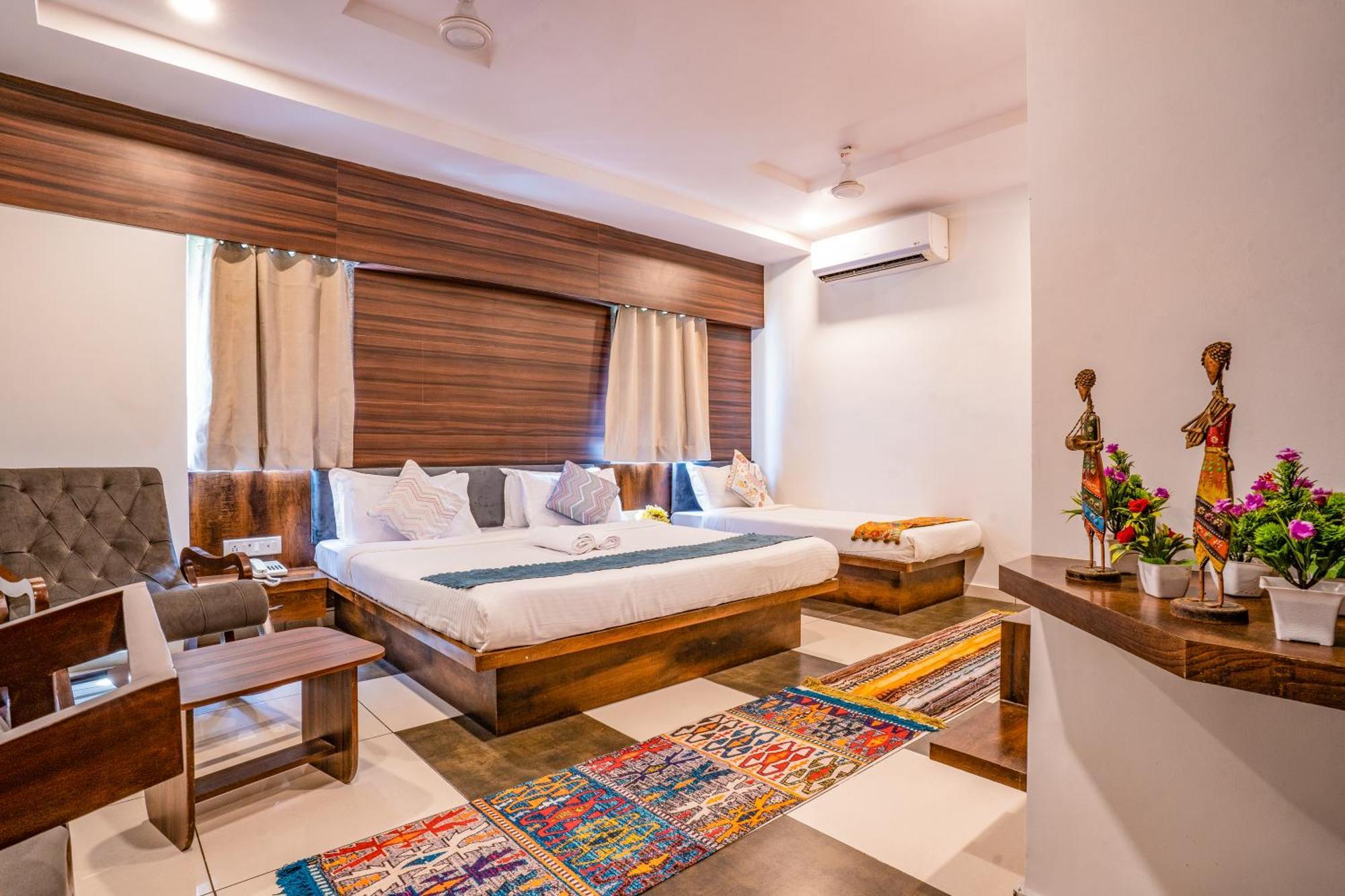Hotel Naman อุเดเปอร์ ภายนอก รูปภาพ