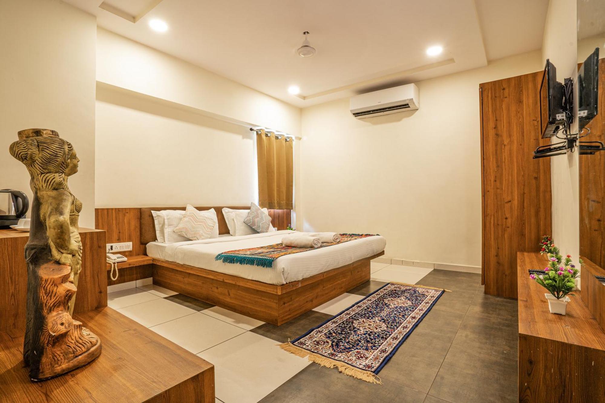Hotel Naman อุเดเปอร์ ภายนอก รูปภาพ
