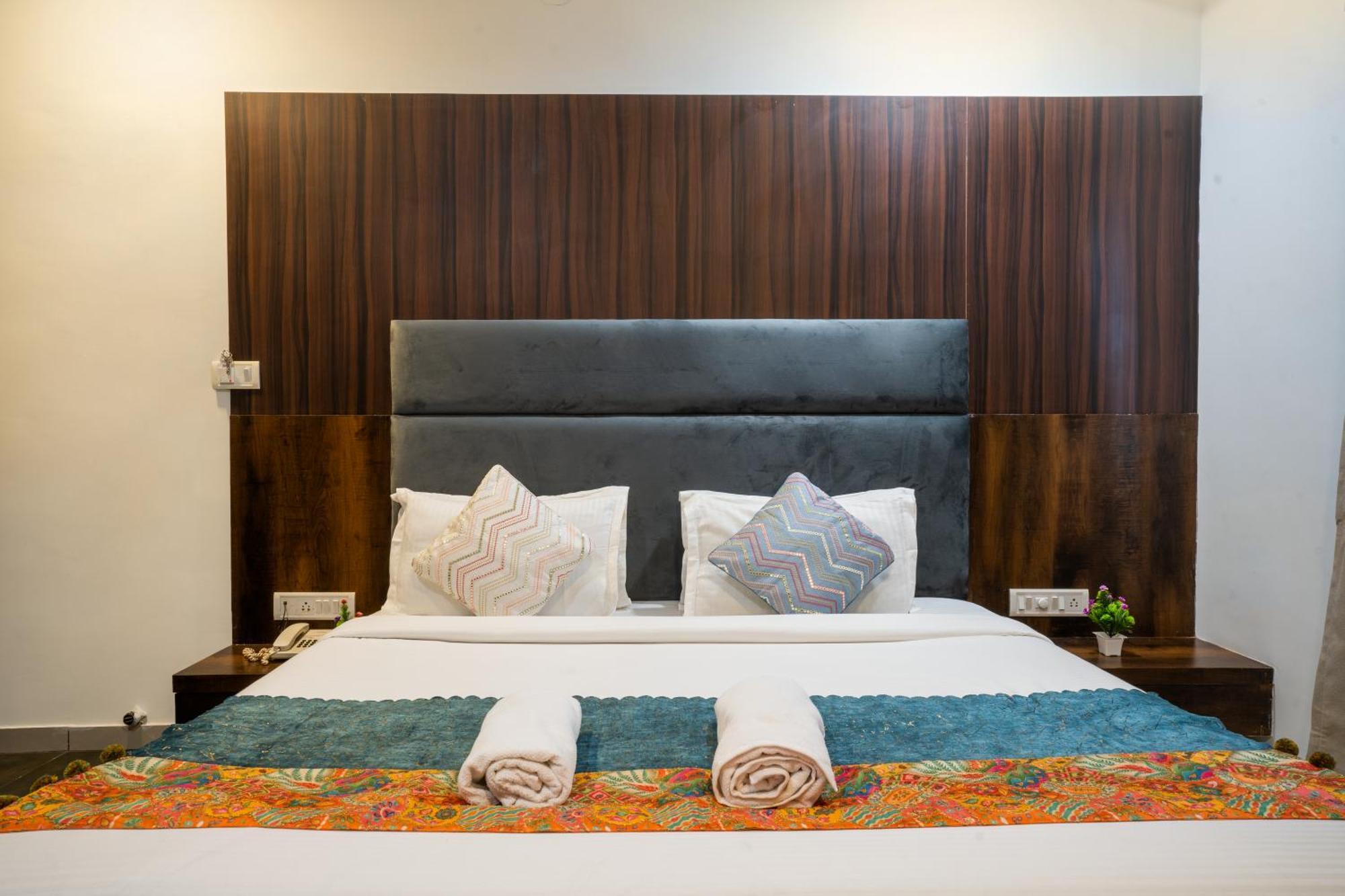 Hotel Naman อุเดเปอร์ ภายนอก รูปภาพ